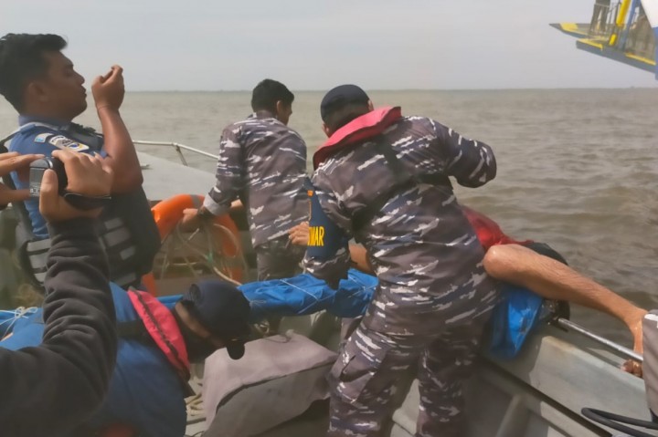 Penumpang KMP Swarna Putri Sontak Panik, Ada Yang Terbakar Tim SAR Gabungan Lakukan Penyelamatan