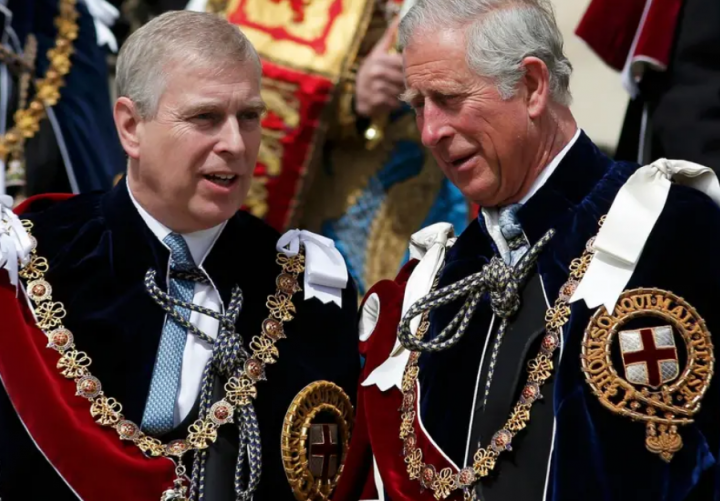 Pangeran Andrew (kiri) dari Inggris dan Raja Charles menghadiri Upacara Penganugerahan Order of the Garter Paling Mulia di Kastil Windsor, Inggris selatan, pada 15 Juni 2015/ AFP