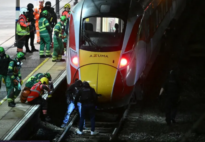 Setidaknya 10 Orang Terluka dan 9 Kritis Setelah Penusukan Massal di Kereta Tujuan London