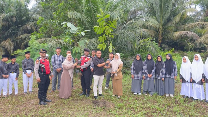 Polres Siak Dukung Program Kapolda Riau, Kasat Samapta Tanam Pohon di Ponpes Nur Hidayah Dayun