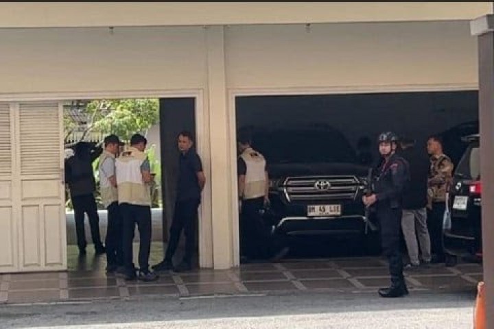 KPK Geledah Rumah Dinas Gubernur Riau Terkait OTT