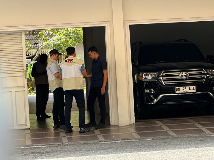 Rumah Dinas Gubernur Riau Abdul Wahid di Geledah, KPK Sita CCTV hingga Dokumen