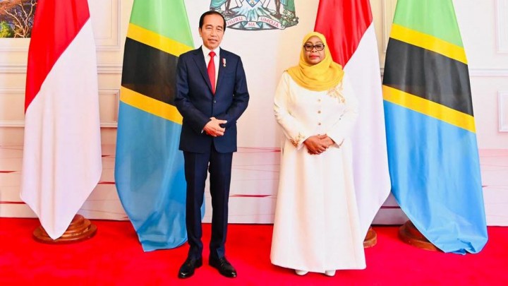 Presiden Tanzania Samia Suhulu Hassan saat Disambut oleh Mantan Presiden ke-7 RI Joko Widodo. (Tangkapan Layar)