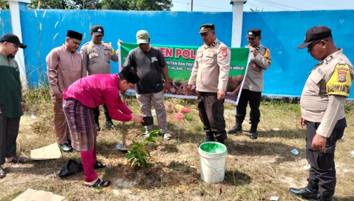 Dukung Program Kapolda Riau, Polsek Tualang dan Upika Tanam Pohon Wujudkan Lingkungan Hijau