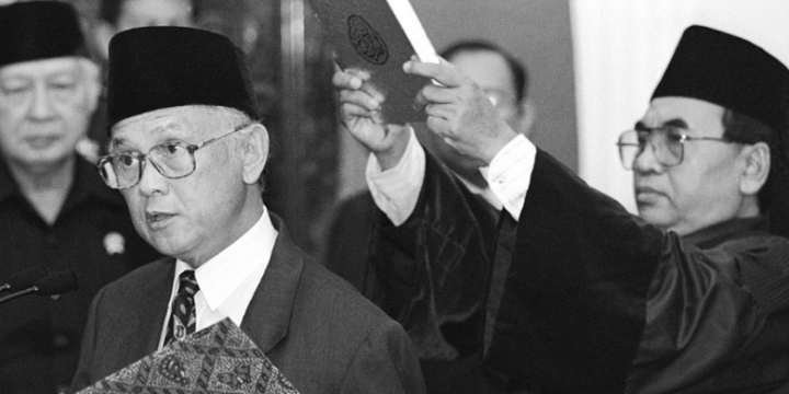 Cerita Rahasia Habibie Sukses Turunkan Dolar dari Rp16.000 ke Rp6.550. (X/Foto) 