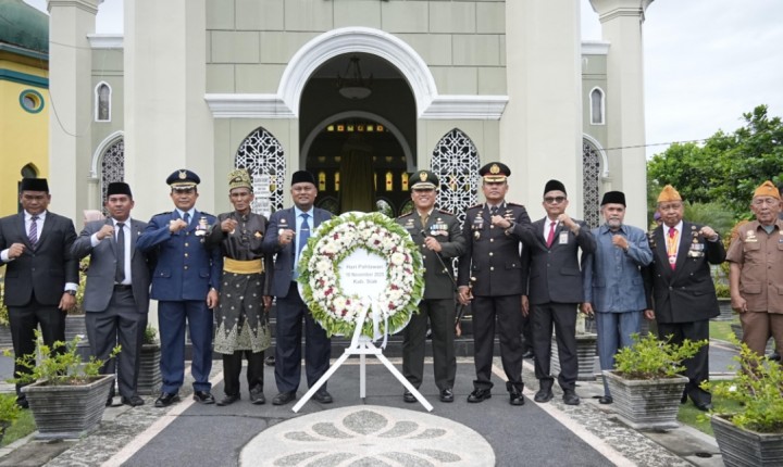Peringati Hari Pahlawan ke-80, Pemkab Siak Gelar Upacara dan Tabur Bunga di Makam Sultan Syarif Kasim II