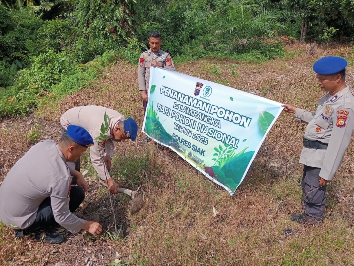 Satpolairud Polres Siak Tanam Pohon Serentak, Wujudkan “Green Policing” di Hari Pohon Nasional