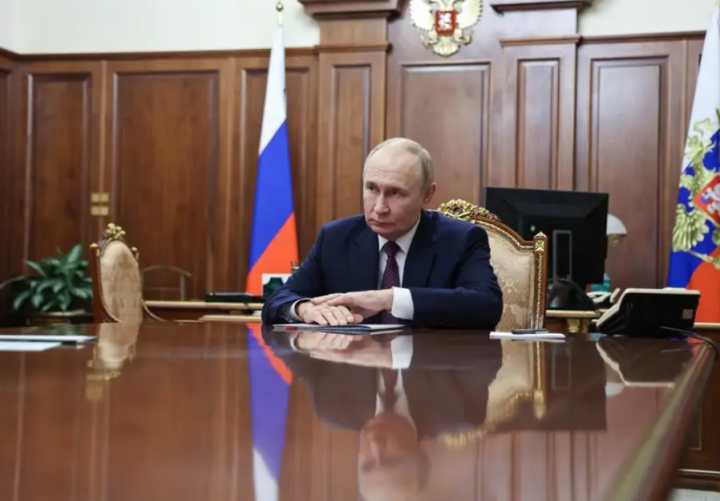 Presiden Rusia Vladimir Putin menghadiri pertemuan dengan CEO bank Sber terbesar Rusia di Kremlin, Moskow, pada 10 November 2025/ AFP