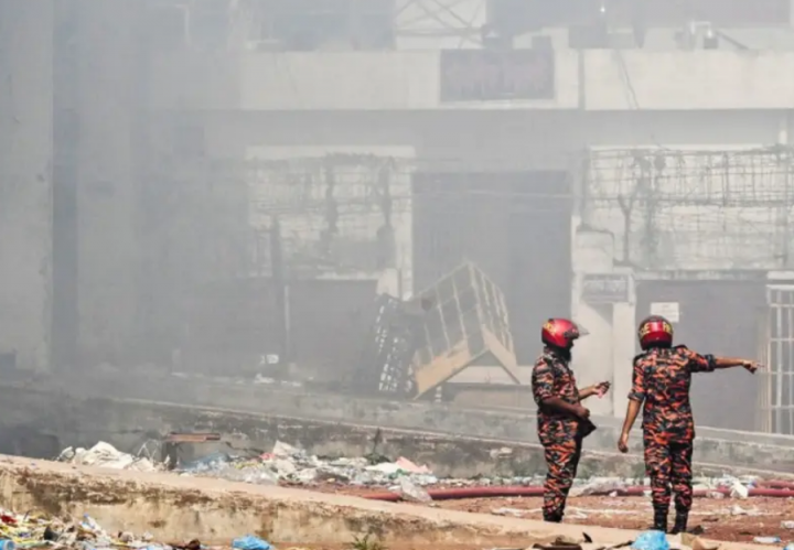 Petugas Pemadam Kebakaran Bangladesh (foto lama dari 19 Oktober 2024)/ AFP