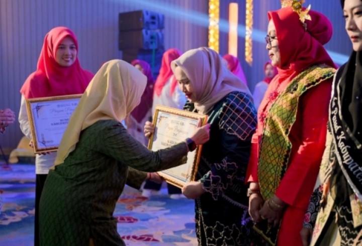 Peduli Pendidikan, Bupati Kasmarni Terima Penghargaan Bunda PAUD