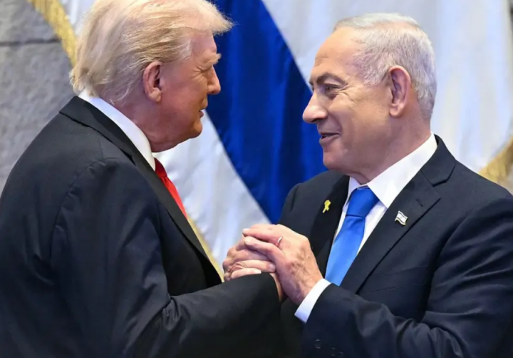 Presiden AS Donald Trump bergandengan tangan dan berbicara dengan Perdana Menteri Israel Benjamin Netanyahu di parlemen Israel, Knesset, di Yerusalem pada 13 Oktober 2025/ AFP
