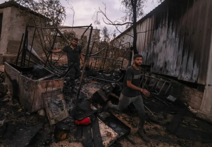 Warga Palestina memeriksa bagian-bagian rumah yang terbakar setelah serangan pemukim Israel di desa Beit Lid, sebelah timur Tulkarem, Tepi Barat yang diduduki pada 11 November 2025/ AFP