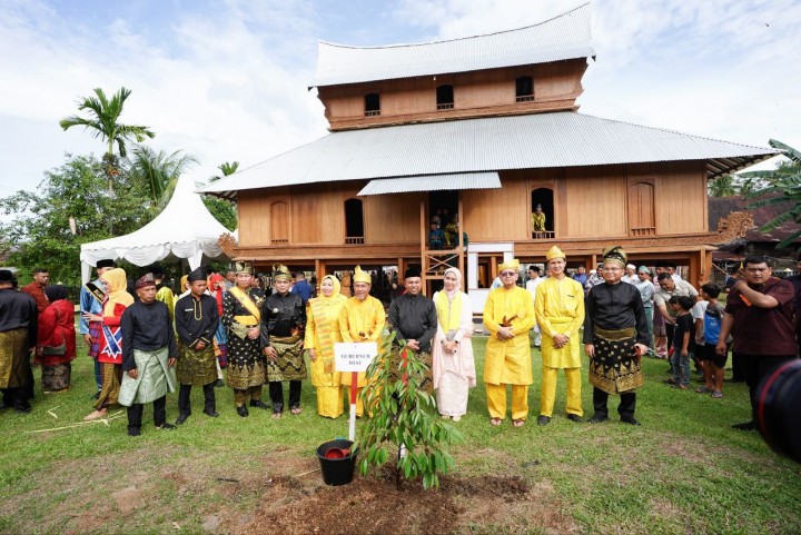  Gubri Wahid Resmikan Istana Rokan