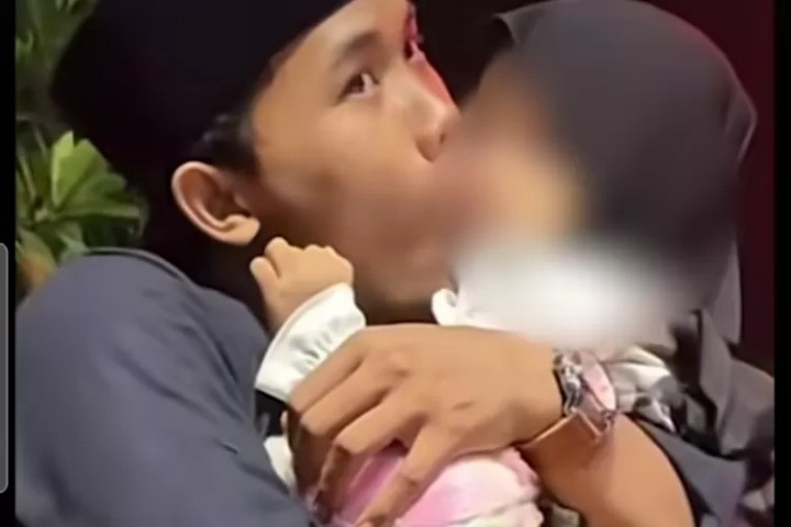 Pendakwah Elham Yahya Luqman alias Gus Elham terekam mencium anak perempuan dalam beberapa momen dakwah. Sumber: Internet