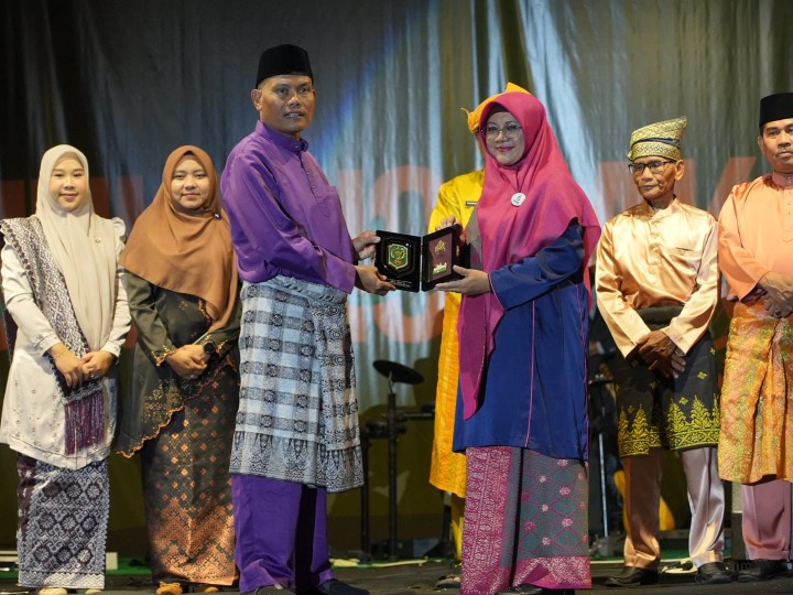 “Julang Budaya Siak 2025 Resmi Dibuka: Ribuan Warga Padati Istana, Bupati Afni Tegaskan Identitas Melayu Tak Boleh Pudar