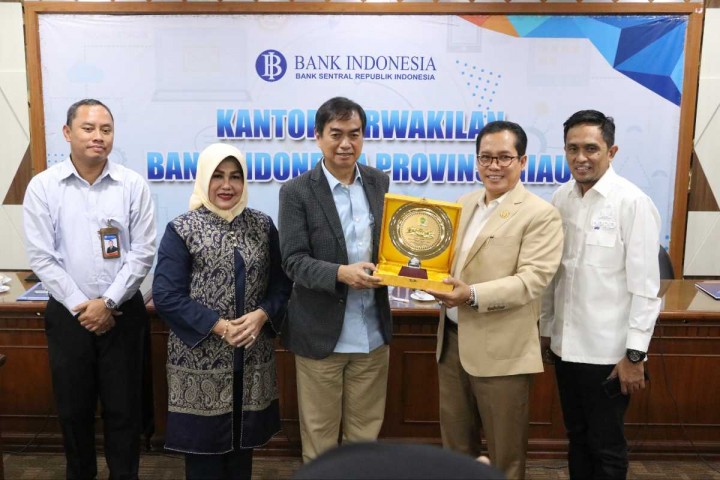 Komisi III DPRD Riau Kunjungi OJK 