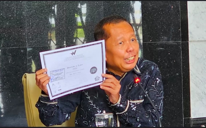 Hakim Arsul Sani Pamer Ijazah Asli usai Ditunding Palsu, Klaim Tak Bakal Lapor Balik 