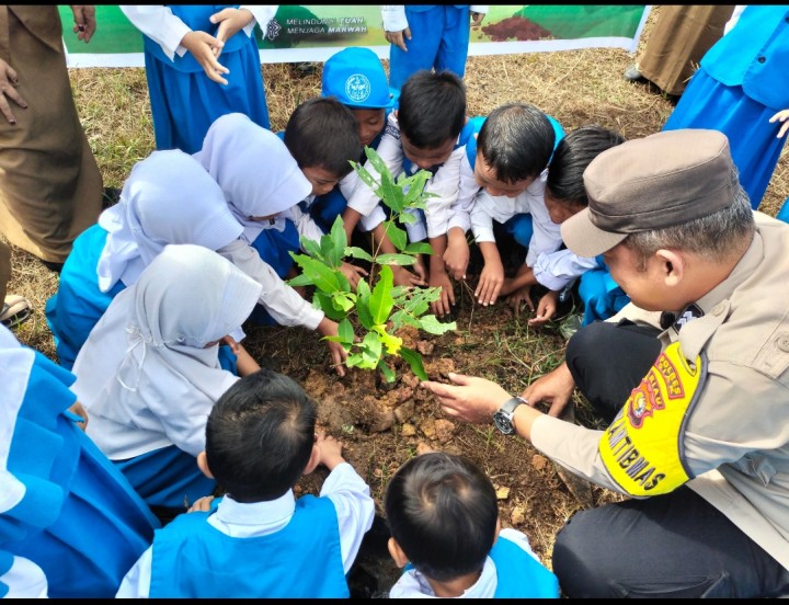 Semangat Hijaukan Lingkungan, Murid TK Felchi Kids Dapat Edukasi Green Policing dari Polsek Tualang