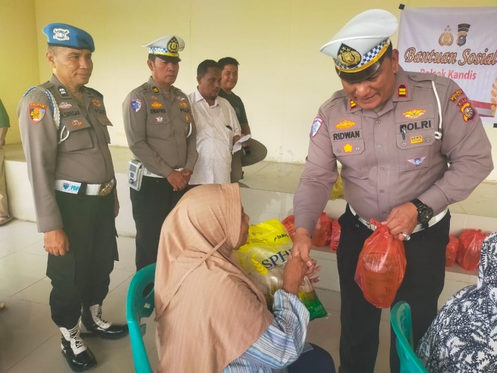 Polsek Kandis Salurkan Bantuan untuk Suku Sakai: Wujud Kehadiran Negara yang Tak Pernah Absen