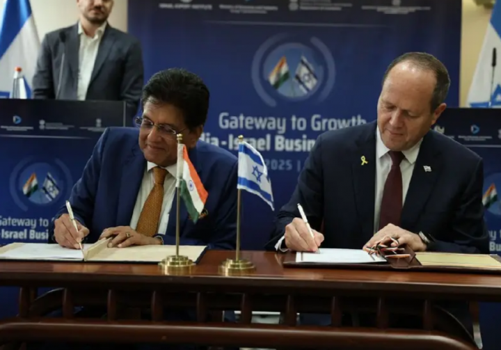 Menteri Perdagangan Piyush Goyal dan Menteri Ekonomi dan Industri Israel Nir Barkat menandatangani kerangka acuan/ X