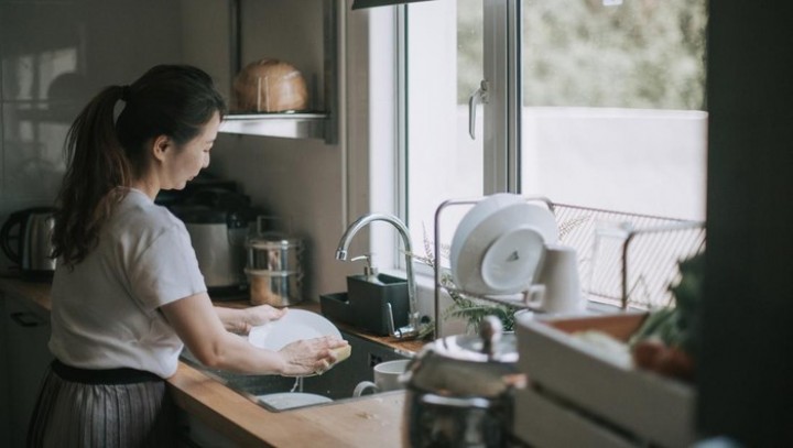 Banyak-banyak Cuci Piring, Bill Gates-Jeff Bezos Dapat Ide Jenius Lewat Aktivitas Ini