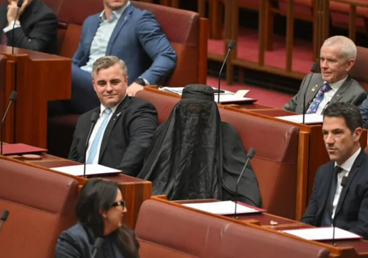 Senator Australia yang Mengenakan Burka di Parlemen dalam Upaya Larangan Penggunannya Diskors