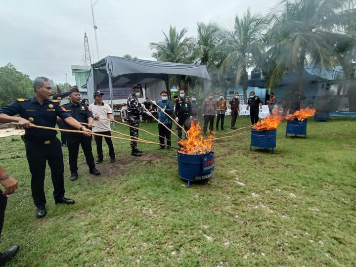 Bea Cukai Bengkalis Musnahkan Barang Ilegal Senilai Rp1,8 Miliar