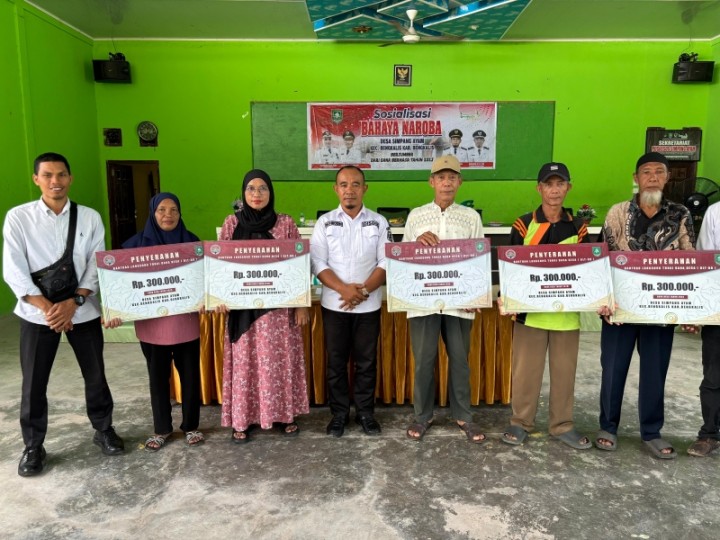 Pemerintah Desa Simpang Ayam salurkan Bantuan Langsung Tunai (BLT) Dana Desa dilaksanakan di Gedung kantor Desa Simpang Ayam, Kecamatan Bengkalis, Rabu 26 November 2025.