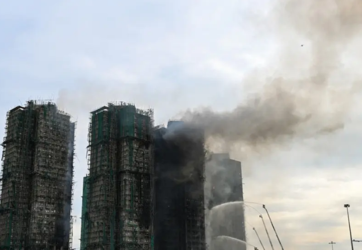 Kebakaran Gedung Pencakar Langit di Hong Kong Terus Berlanjut, 44 Orang Tewas dan Ratusan Lainnya Masih Hilang