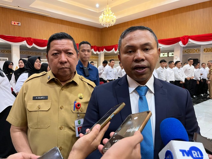 Gubri Abdul Wahid usai menyerahkan SK CPNS
