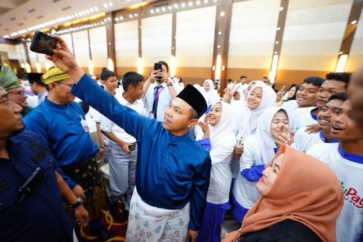 Gubri Abdul Wahid bersama siswa