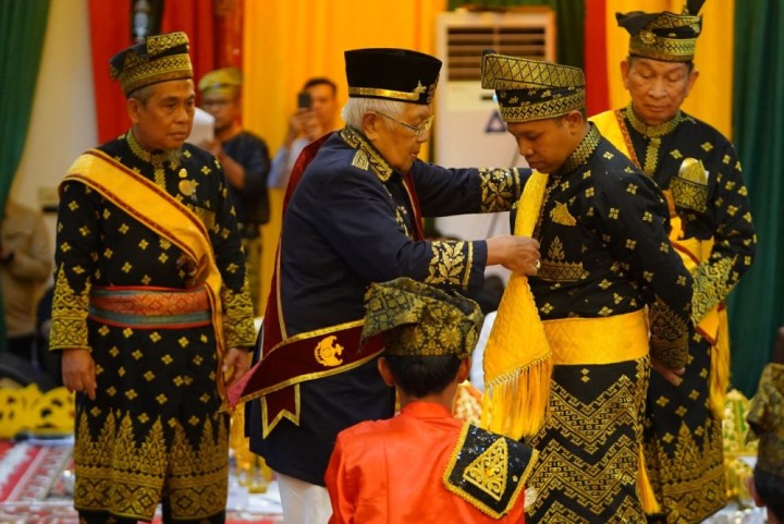 Prosesi penabalan gelar adat Gubri Abdul Wahid