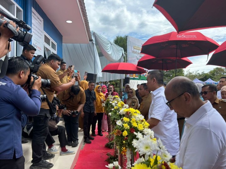 Gubri Abdul Wahid meresmikan perpustakaan