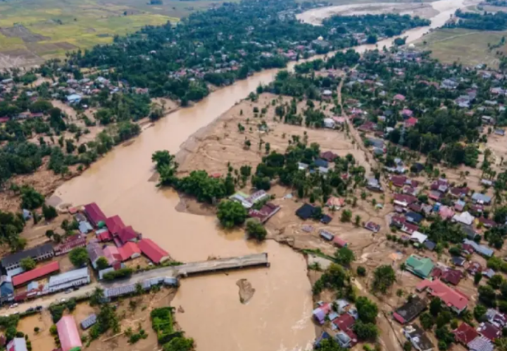 Gambar udara ini menunjukkan jembatan yang rusak akibat banjir bandang di sebuah jalan di provinsi Aceh, Indonesia, pada hari Jumat/ AFP