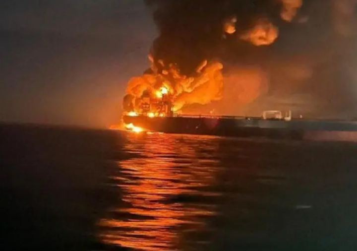 Sebuah pesawat nirawak angkatan laut menyerang kapal tanker minyak Rusia, Virat di Laut Hitam pada hari Sabtu/ X-@viktorikolibri