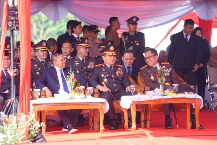 Bertempat di Helipad Kediaman Gubernur Riau, suasana pagi itu diawali dengan upacara resmi yang dipimpin langsung oleh Kapolda Riau, Irjen Pol Herry Heryawan.