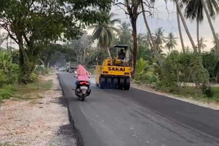 Perbaikan jalan di Meranti