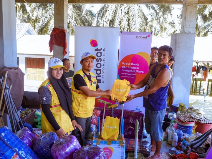 Indosat Ooredoo Hutchison Salurkan Bantuan Korban Banjir dan Longsor di Langkat