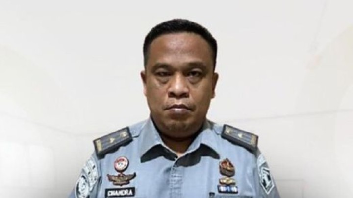 Kepala Lapas Enemawira, Chandra Sudarto paksa tahanan Islam makan anjing. Sumber: liputan6.com