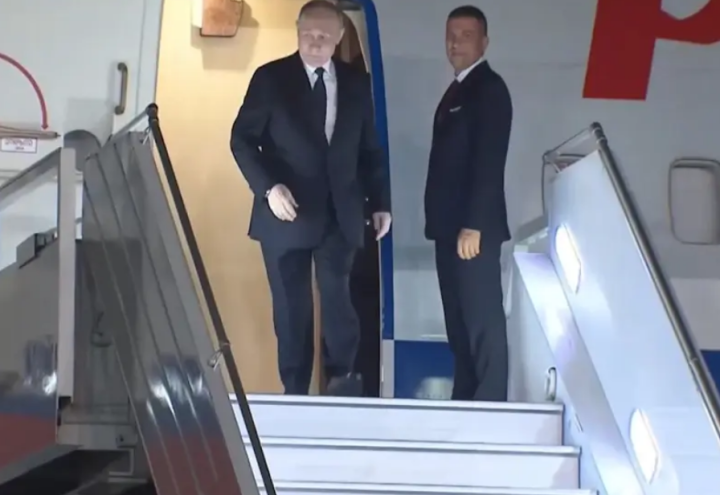 Presiden Rusia Vladimir Putin keluar dari 'Kremlin Terbang' saat tiba di Delhi/ X-@SputnikInt