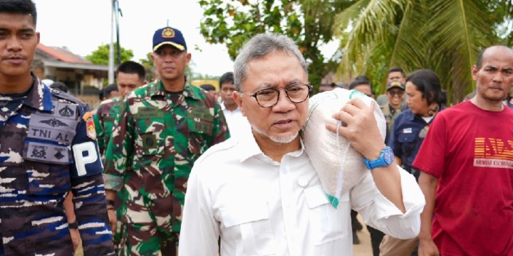 Aksi Zulhas Panggul Beras Tuai Kritik dari Netizen, PAN Bantah Isu Pencitraan di Tengah Bencana Banjir Sumatera 