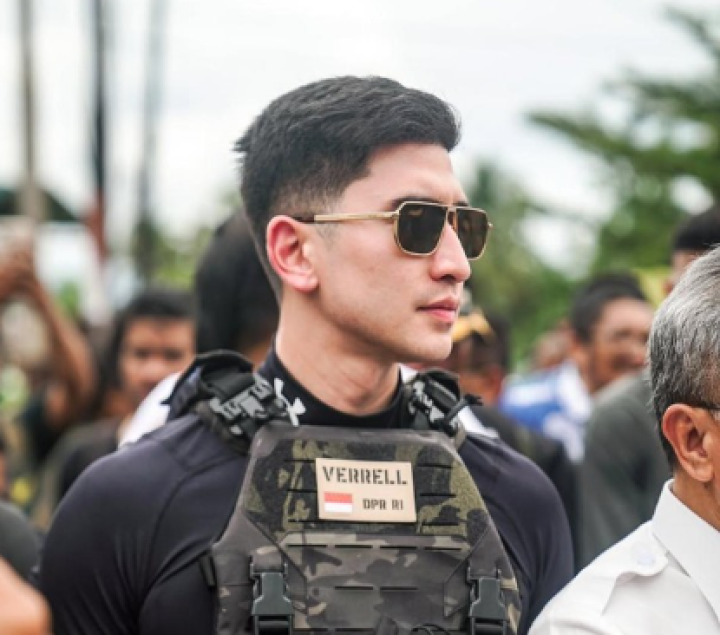 Verrel Bramasta, anggota DPR RI Fraksi PAN ini belakang menuai sorotan dari publik usai menggunakan rompi tactical saat mengunjungi lokasi korban terdampak banjir bandang dan longsor Sumatera. 