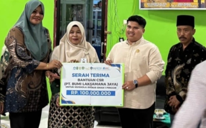 Wakil Ketua I DPRD Bengkalis Serahkan Dana CSR ke Musholla An Nur dari PT BLJ