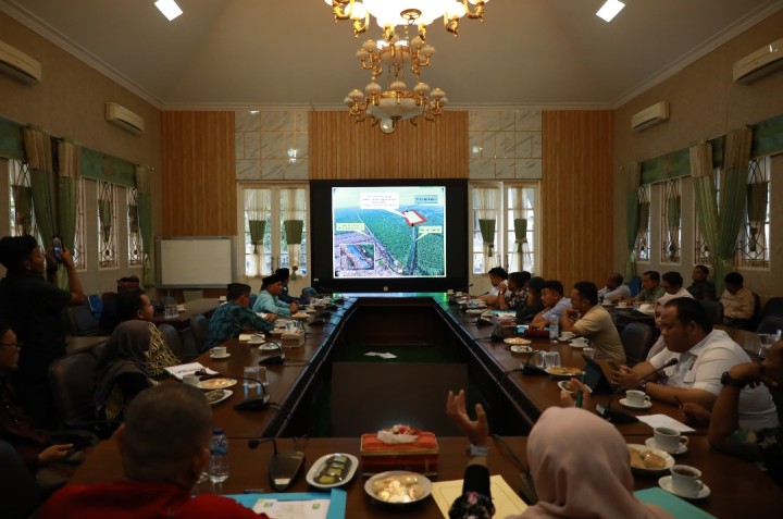 Pemkab Siak Susun Strategi Besar Atasi Krisis Air Bungaraya, Bupati Afni,Harus Ada Sistem, Bukan Sekadar Cek Kanal!