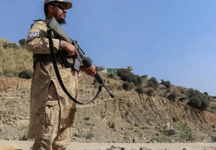 Seorang petugas keamanan berjaga di dekat perlintasan perbatasan di distrik Gurbuz, provinsi Khost tenggara, Afghanistan/ AFP