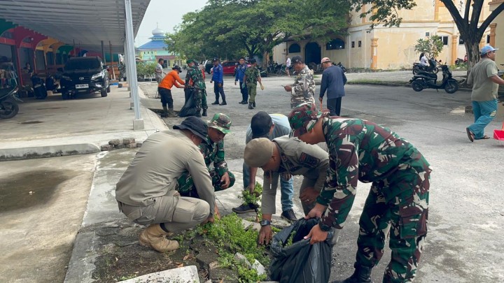 Sambut Hari Juang TNI AD, Kodim 0303 Bengkalis Baksos Karya Bakti Pembersihan Pasar