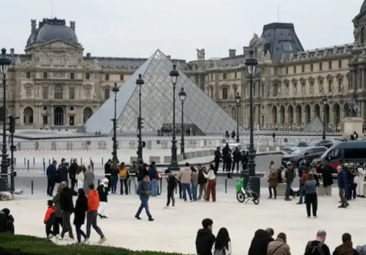 Sekitar 300 hingga 400 karya seni terdampak kebocoran air/ AFP