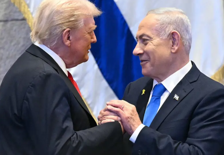 Presiden AS Donald Trump (kiri) bergandengan tangan dan berbicara dengan Perdana Menteri Israel Benjamin Netanyahu di parlemen Israel, Knesset, di Yerusalem pada 13 Oktober 2025/ AFP