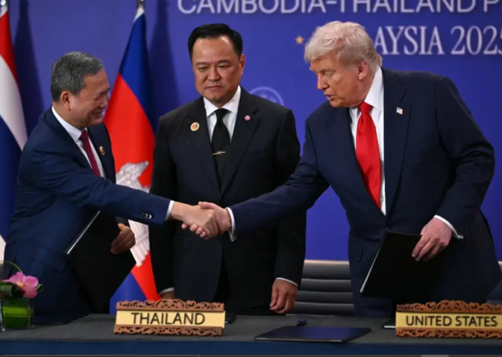 Presiden AS Donald Trump (kanan) berjabat tangan dengan Perdana Menteri Kamboja Hun Manet sementara Perdana Menteri Thailand Anutin Charnvirakul (tengah) menyaksikan penandatanganan seremonial perjanjian gencatan senjata di sela-sela KTT ke-47 Perhimpunan Bangsa-Bangsa Asia Tenggara (ASEAN) di Kuala