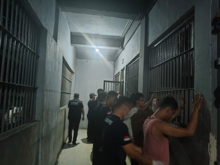 Wujud Lingkungan Didalam Lapas Aman, Kalapas dan Anggota Gelar Razia Kamar Hunian